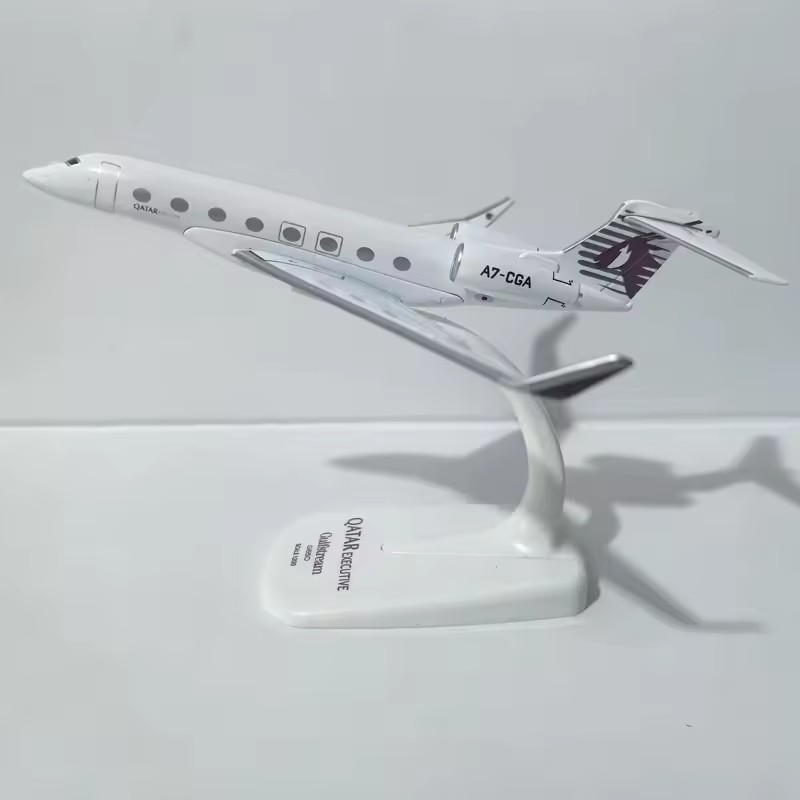 Model Kit Plane - 1/200 Scale Qatar Airways Gulfstream G650